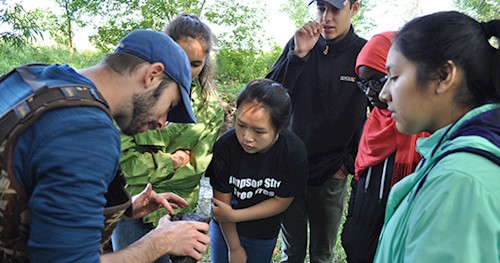 Simpson Street Students looking at invasive New Zealand Mudsnails